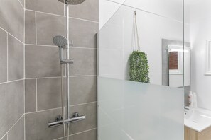 Dusche, Haartrockner, Handtücher