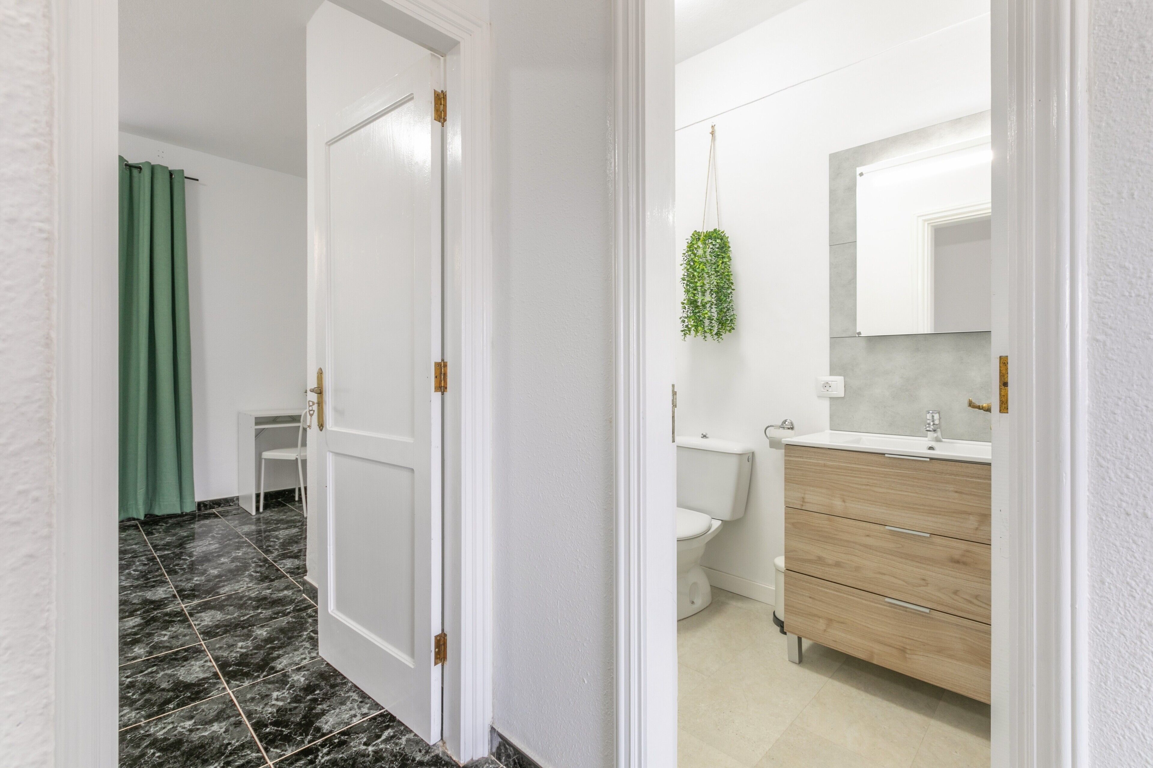 Regadera, secadora de cabello, toallas 