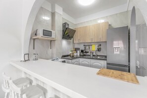 Réfrigérateur, micro-ondes, plaque de cuisson, cafetière/bouilloire