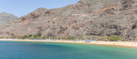 Una spiaggia nelle vicinanze