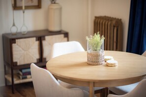 Dining - Charming 1 Bed Historical Apartment - Steps to Downtown Midland (Midland)