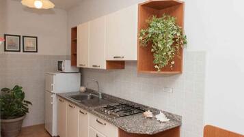 Køleskab, mikrobølgeovn, kaffe-/temaskine