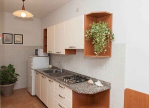 ثلاجة، ميكروويف، ماكينة لصنع القهوة/الشاي، مستلزمات طهي/أطباق/أوعية