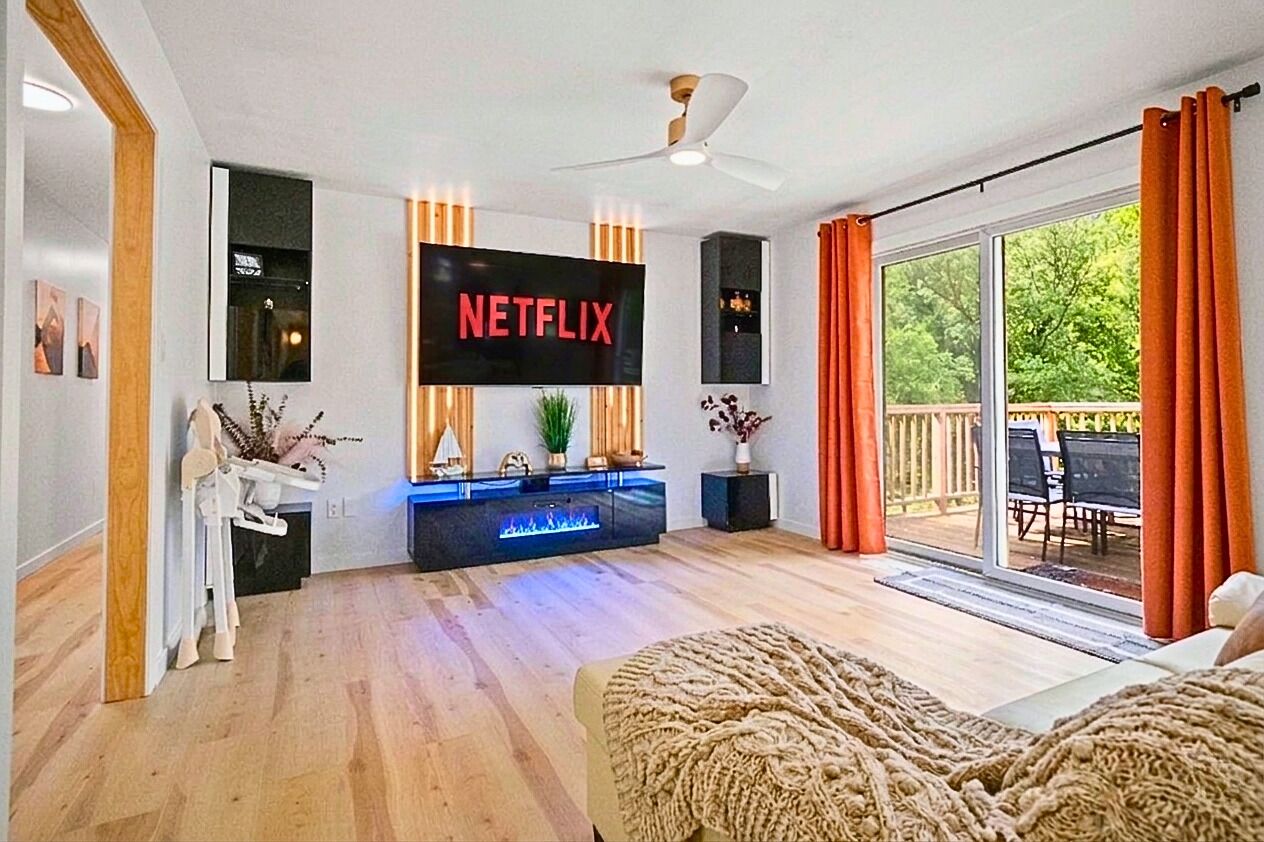 Smart TV, fireplace