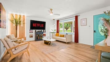 Een smart-tv en een open haard