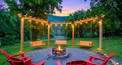 Scenic Riverfront Escape: Game Room, Fire pit, King Bed