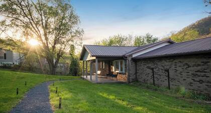 Charming Riverfront Escape – Cozy Fire Pit, Stunning Gorge & Hidden Falls