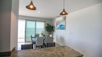 Departamento familiar, balcón, vista a la playa | Comedor