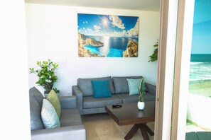 Departamento familiar, balcón, vista a la playa | Sala de estar | Televisión 