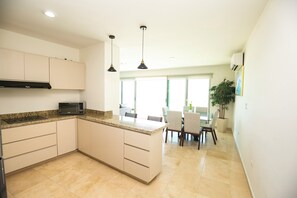 Private kitchen - Elegant Condo at Playa Brujas (Mazatlán)
