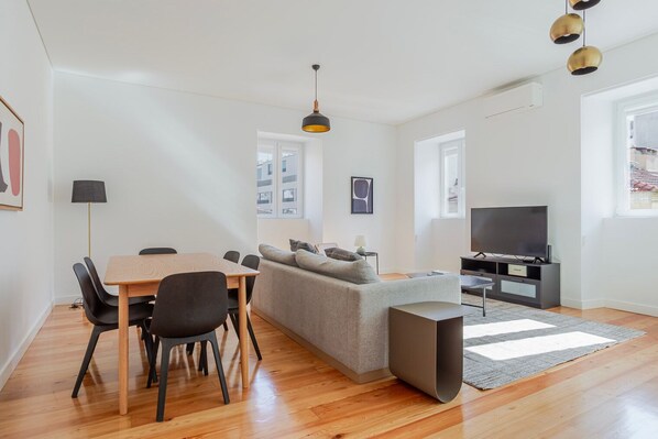 Télévision, chaîne hi-fi