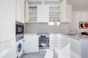 Réfrigérateur, micro-ondes, four, plaque de cuisson