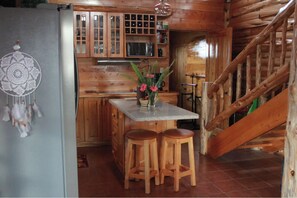 Kabin Deluks, 1 Tempat Tidur King, 2 kamar mandi, pemandangan gunung | Dapur pribadi | Lemari es, kompor, dan peralatan masak/sendok-piring