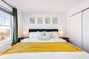 4 soverom, skrivebord, strykejern/-brett og reiseseng for barn