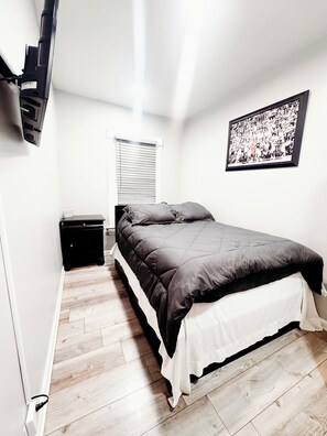 2 makuuhuonetta, silitysrauta/-lauta, ilmainen Wi-Fi, vuodevaatteet