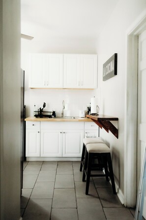 Kühlschrank, Mikrowelle, Ofen, Herdplatte