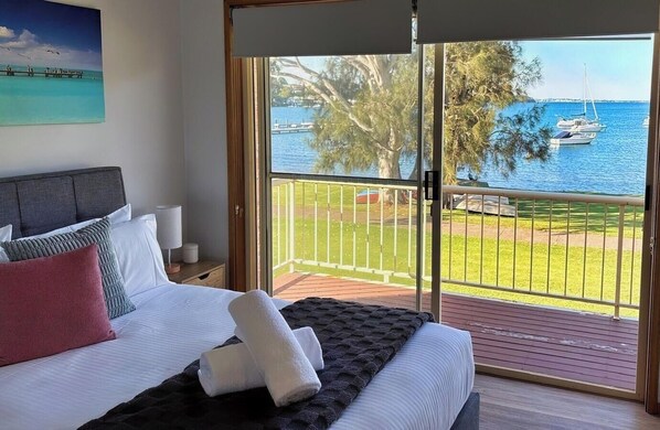3 bedrooms, iron/ironing board, WiFi - Wangi Waterfront Escape, Walk to Cafes, Parks & Lake Reserve (Wangi Wangi)
