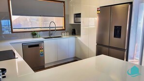 Microonde, forno, piano cottura, lavastoviglie