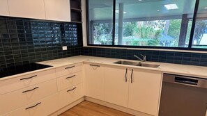 Micro-ondes, four, plaque de cuisson, lave-vaisselle