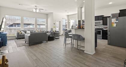 Spacious 4BR Home - 2 Living Rooms, Study, Firepit, Pet-Friendly!