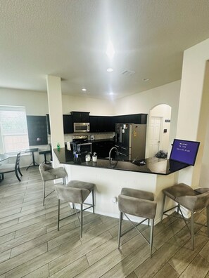 Geladeira, micro-ondas, fogão, cooktop