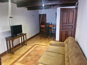 Loft básico, vistas al patio | Zona de estar | Una televisión de pantalla plana
