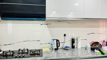 Microwave, stovetop, electric kettle, cookware/dishes/utensils