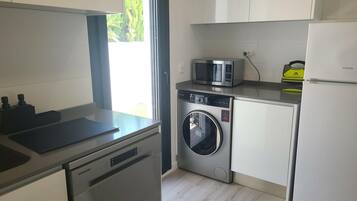 Een koelkast, een magnetron, een oven, een vaatwasser