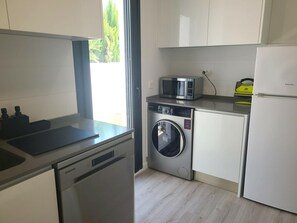 Kühlschrank, Mikrowelle, Ofen, Geschirrspüler