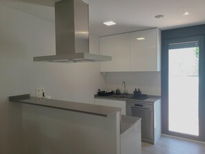 Kjøleskap, mikrobølgeovn, ovn og oppvaskmaskin