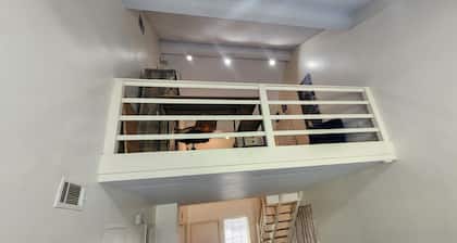 Charming 2-bedroom home with fenced yard sleeps 6 in Baton Rouge near Tigerland