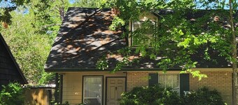 Charming 2-bedroom home with fenced yard sleeps 6 in Baton Rouge near Tigerland