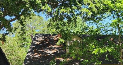 Charming 2-bedroom home with fenced yard sleeps 6 in Baton Rouge near Tigerland