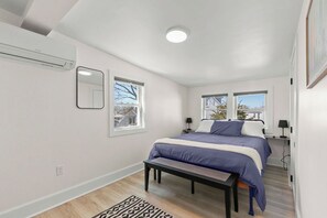 3 bedrooms, desk, iron/ironing board, travel crib