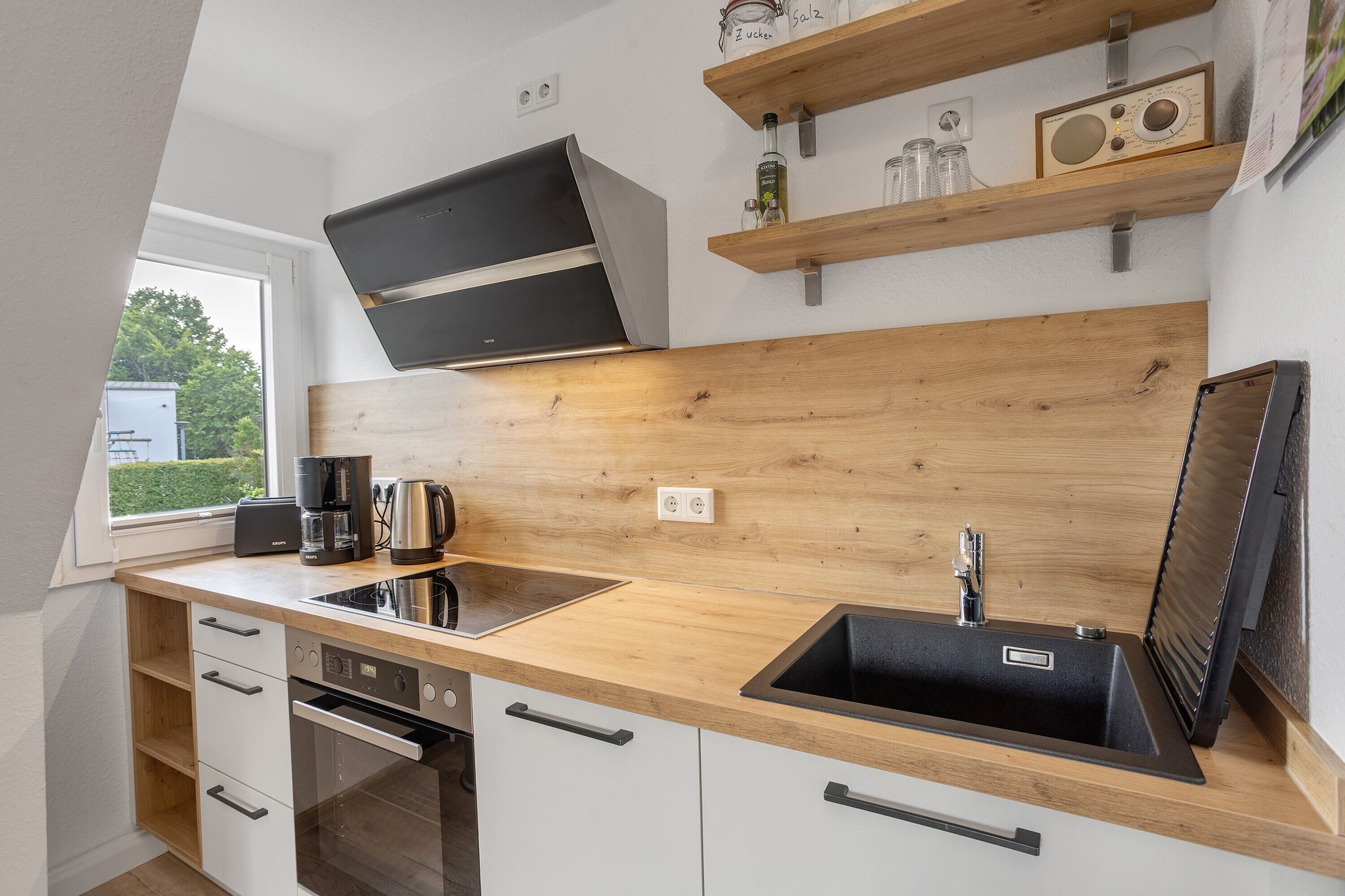 Een koelkast, een magnetron, een oven, een kookplaat