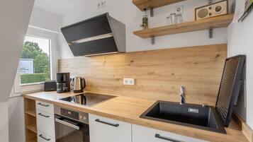 Een koelkast, een magnetron, een oven, een kookplaat