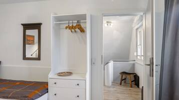 3 slaapkamers, een strijkplank/strijkijzer, gratis wifi, beddengoed