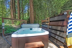 Outdoor spa tub - River Otter Retreat | Hot Tub, BBQ & Russian River (Guerneville)