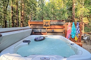 Outdoor spa tub - Hot Tub • Near Russian River • BBQ • Private Home (Guerneville)