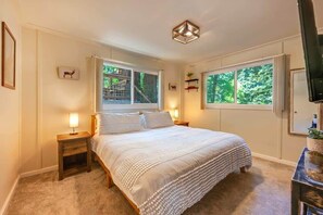 2 bedrooms, travel crib, WiFi, bed sheets