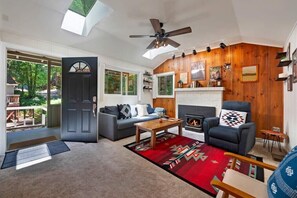 Una televisión, una oficina