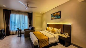 Habitació prèmium | Roba de llit d'alta qualitat, escriptori i llits addicionals