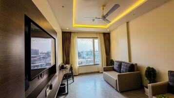 奢华套房 | 起居区 | 43-英寸智能电视(配备卫星频道)