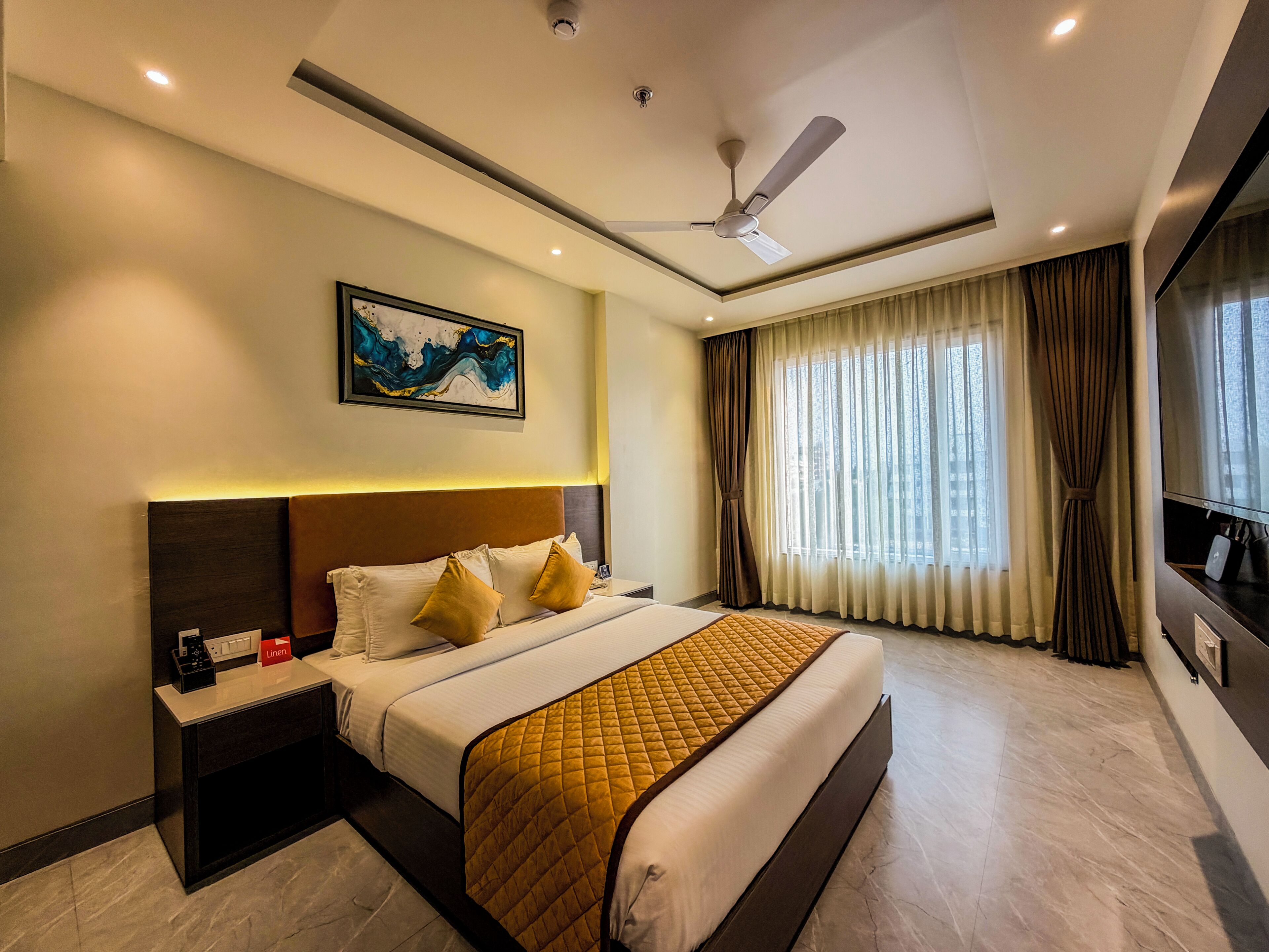 Suite de lujo | Ropa de cama de alta calidad, escritorio, camas supletorias