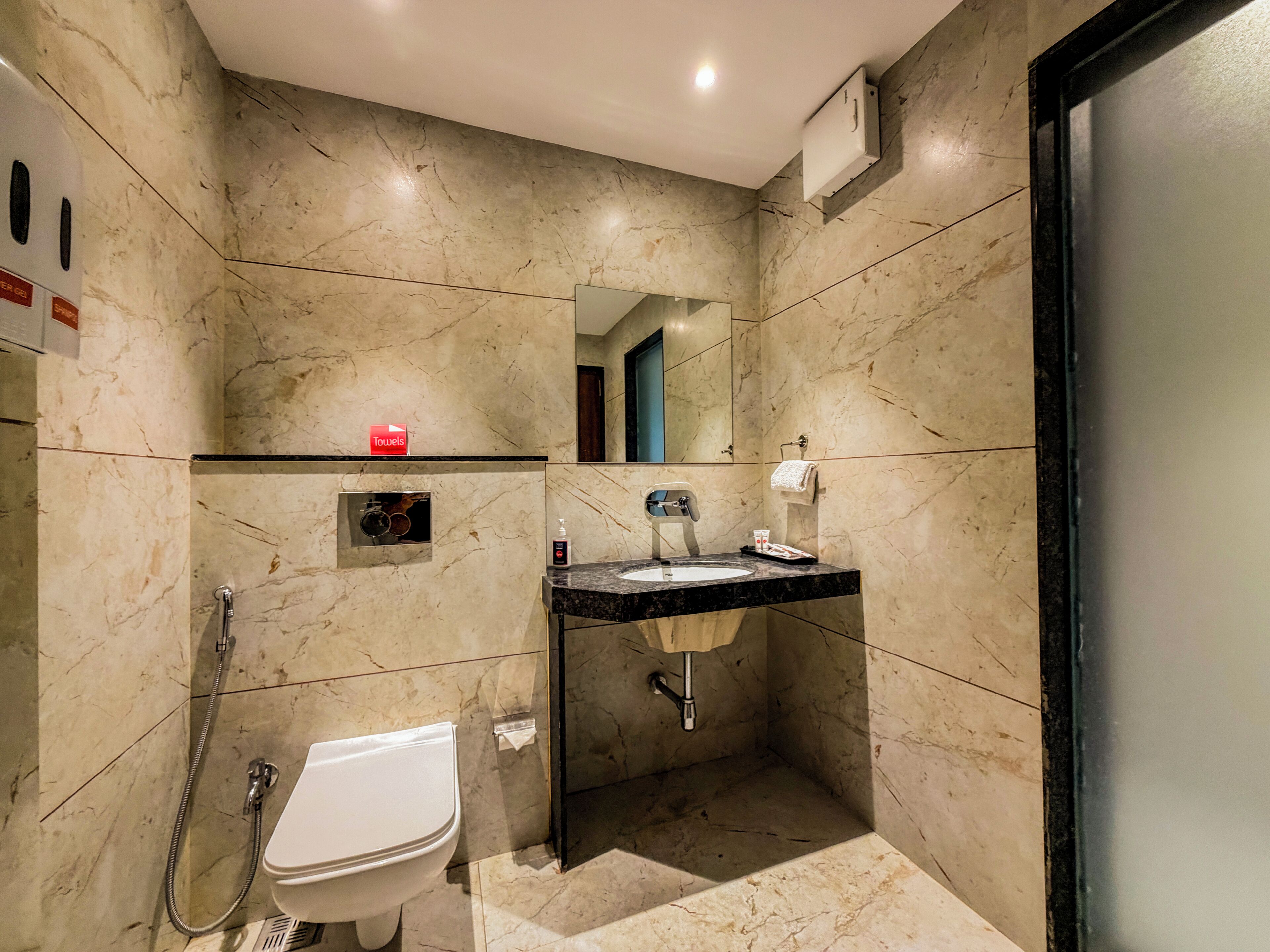 Habitación Premium | Baño | Ducha, artículos de higiene personal gratuitos y secador de pelo