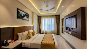 Luxury Suite | Premium bedding, desk, rollaway beds, free WiFi