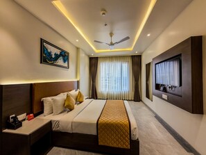 Suite Luxury | Biancheria da letto di alta qualità, una scrivania