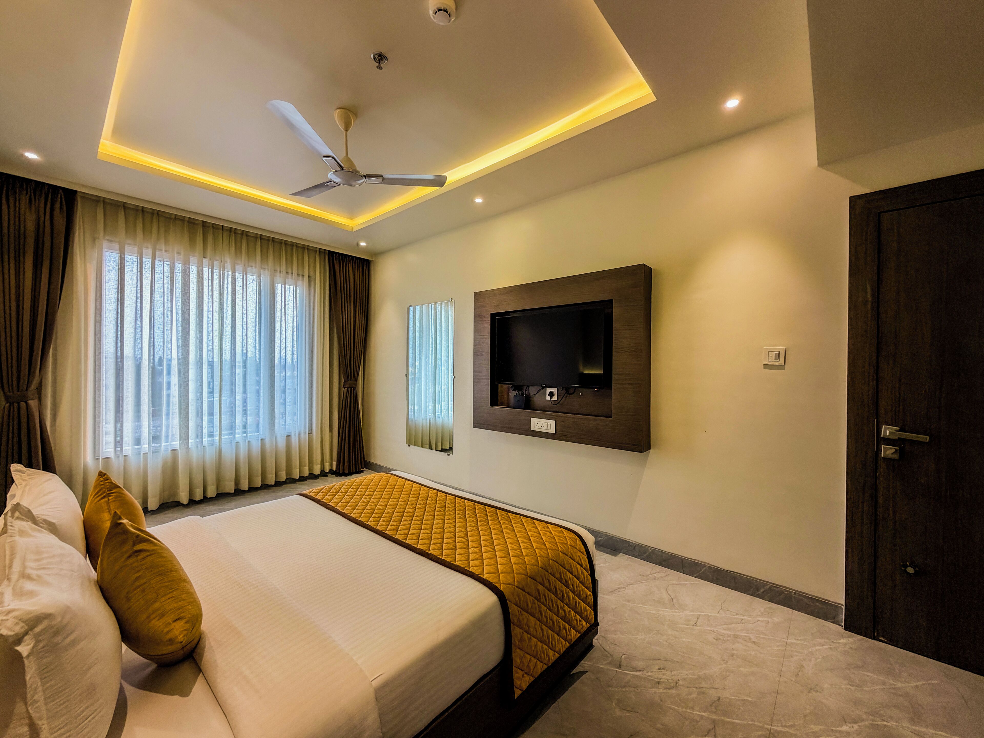 Luxury Suite | Premium bedding, desk, rollaway beds, free WiFi