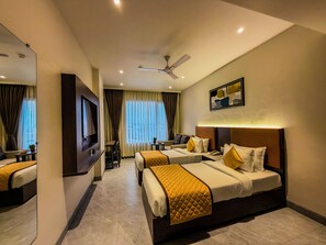 Habitación Deluxe con 2 camas individuales | Ropa de cama de alta calidad, escritorio, camas supletorias