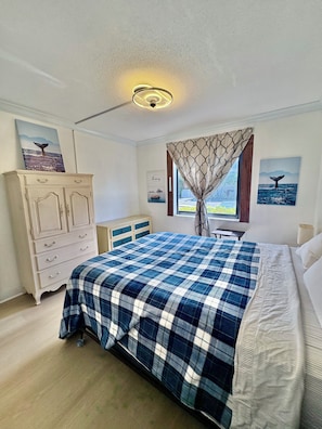 2 bedrooms, desk, iron/ironing board, travel cot